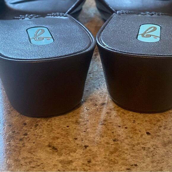 OKA-B Brown Wedge Sandals With Gold Tone Front Accents Size Medium - Picture 7 of 7